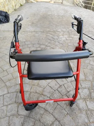 Andador plegable con asiento y frenos