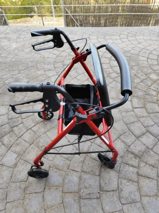 Andador plegable con asiento y frenos