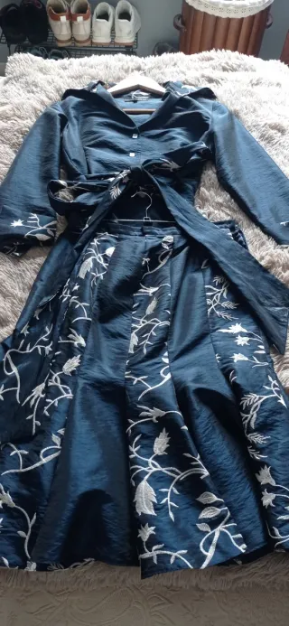 Traje de fiesta azul con bordado