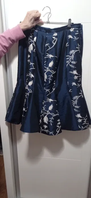 Traje de fiesta azul con bordado