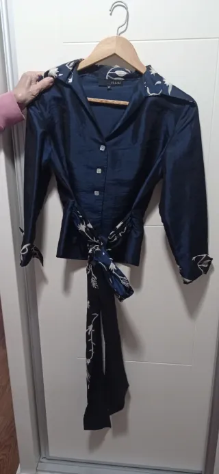 Traje de fiesta azul con bordado