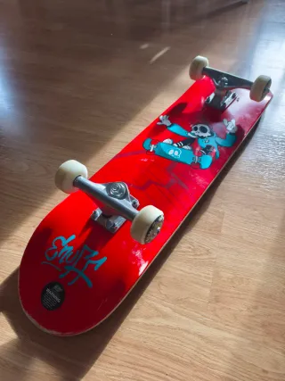 Skate rojo con diseño de esqueleto