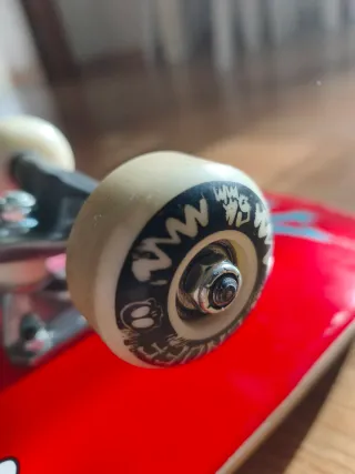 Skate rojo con diseño de esqueleto