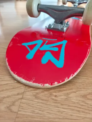 Skate rojo con diseño de esqueleto