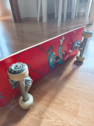 Skate rojo con diseño de esqueleto