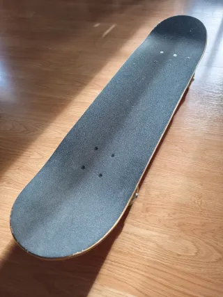 Skate rojo con diseño de esqueleto