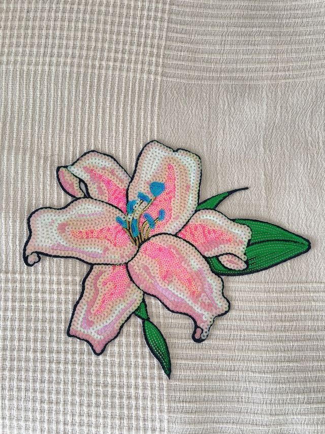 Parche de flor con lentejuelas