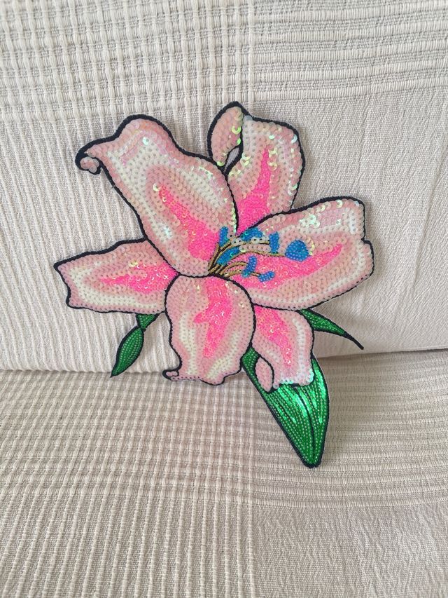Parche de flor con lentejuelas