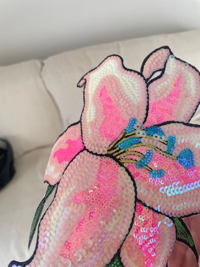 Parche de flor con lentejuelas