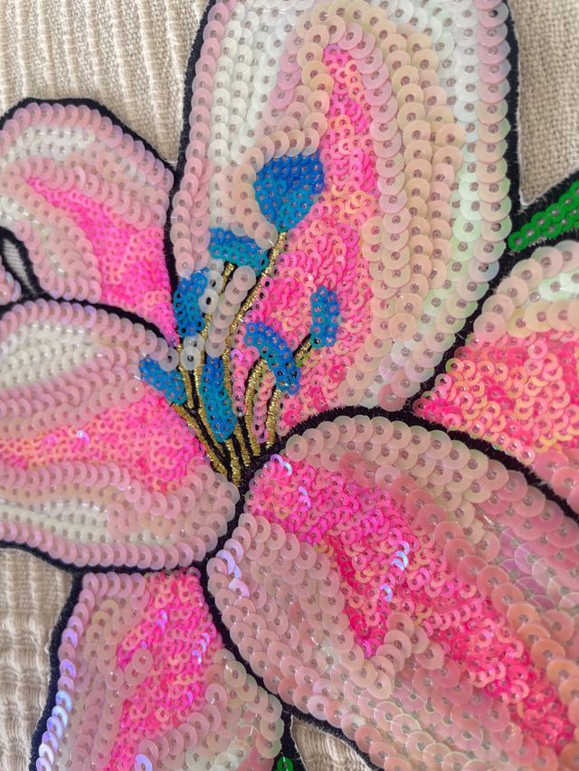 Parche de flor con lentejuelas