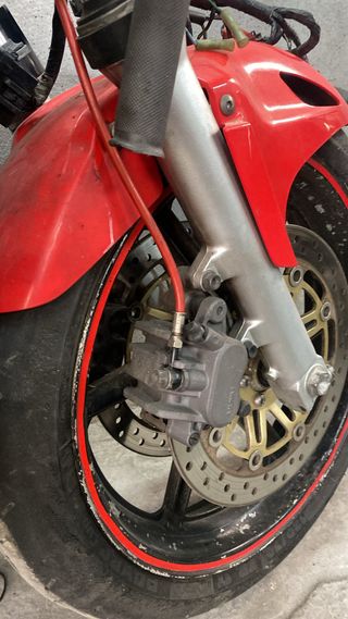 Tubo de escape Akrapovič carbono y pinzas delanter