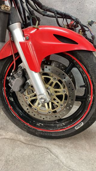 Tubo de escape Akrapovič carbono y pinzas delanter