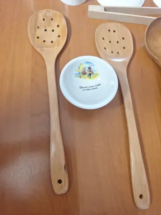 Set di utensili da cucina in legno e porcellana