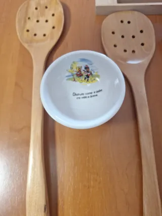Set di utensili da cucina in legno e porcellana