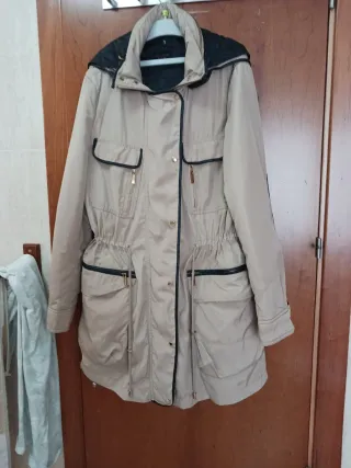 Gabardina beige y negra