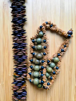Braccialetti di semi e legno