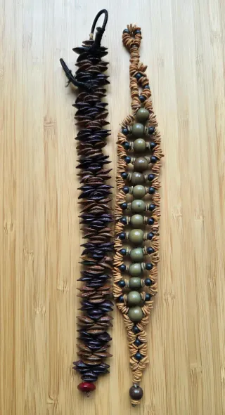 Braccialetti di semi e legno