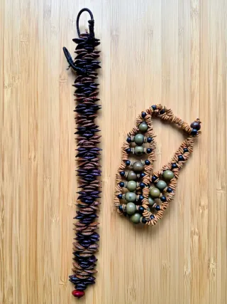 Braccialetti di semi e legno