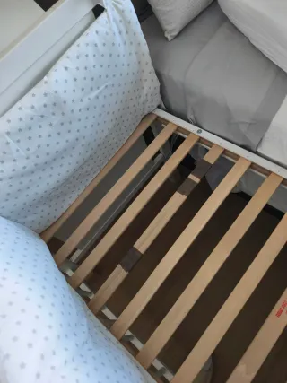 Cuna colecho blanca con estrellas