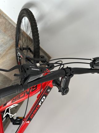 Bicicleta de montaña roja