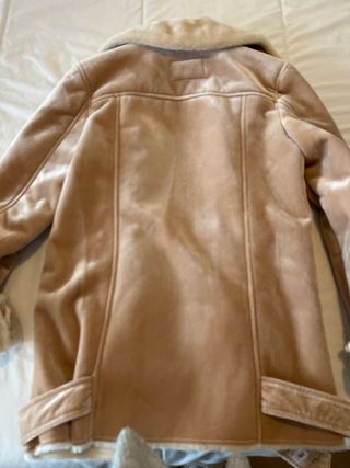 Abrigo Stradivarius rosa claro efecto ante.