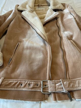 Abrigo Stradivarius rosa claro efecto ante.