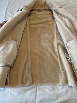 Abrigo Stradivarius rosa claro efecto ante.