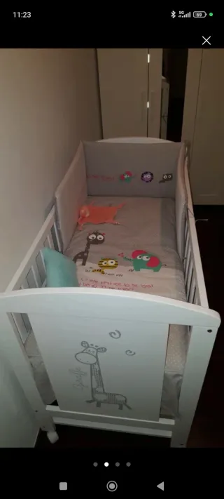 Cuna blanca con estampado de jirafa