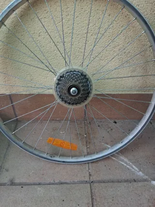 Rueda de bicicleta con piñonera Shimano