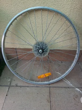Rueda de bicicleta con piñonera Shimano
