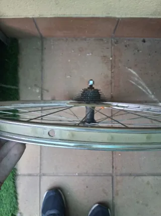 Rueda de bicicleta con piñonera Shimano