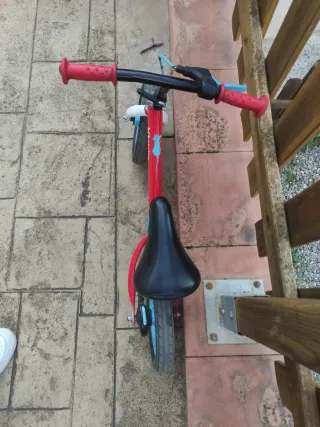 Bicicleta infantil sin pedales Btwin roja