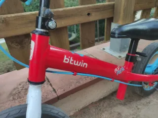 Bicicleta infantil sin pedales Btwin roja