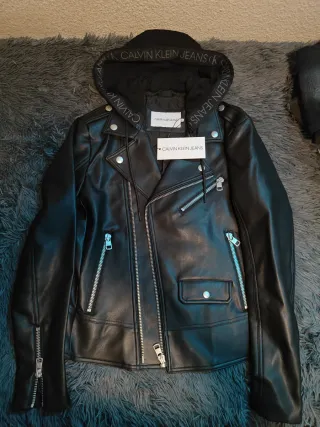 Chaqueta Cuero Calvin Klein Negra Talla S, NUEVA.