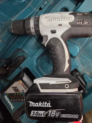 Taladro Makita DHP453RFEW + Cargador + 2 Baterías