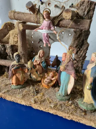 Casetta presepe con statuine e luci