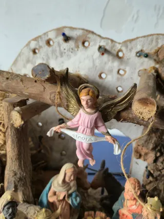 Casetta presepe con statuine e luci