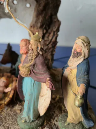 Casetta presepe con statuine e luci