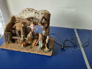 Casetta presepe con statuine e luci