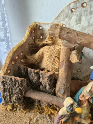 Casetta presepe con statuine e luci