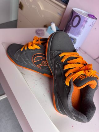 Zapatillas con ruedas negras y naranjas