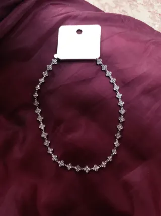 Gargantilla plateada acero con diseño de flores