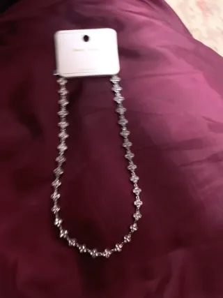 Gargantilla plateada acero con diseño de flores