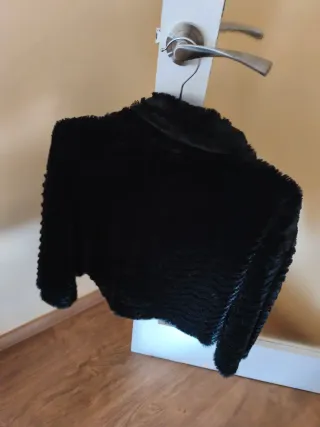 Chaqueta negra peluda usada una vez