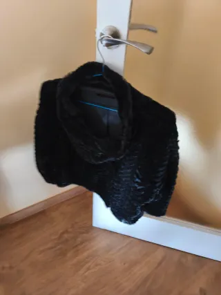 Chaqueta negra peluda usada una vez