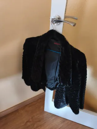 Chaqueta negra peluda usada una vez