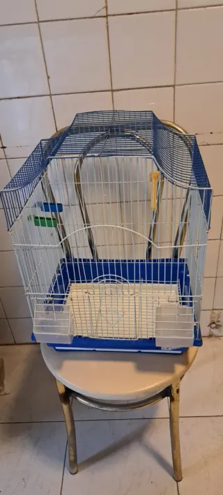 Jaula para pájaros azul y blanca