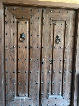 Puerta antigua de roble con herrajes