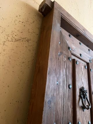 Puerta antigua de roble con herrajes