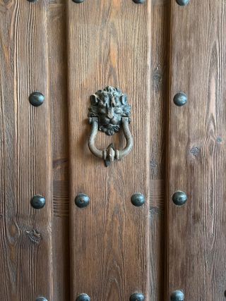 Puerta antigua de roble con herrajes